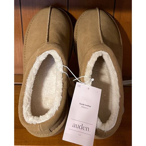 Size 7 Auden Suede Shoe with Sherpa Lining. Nice Soles for Outdoor Wear as well - Picture 2 of 3